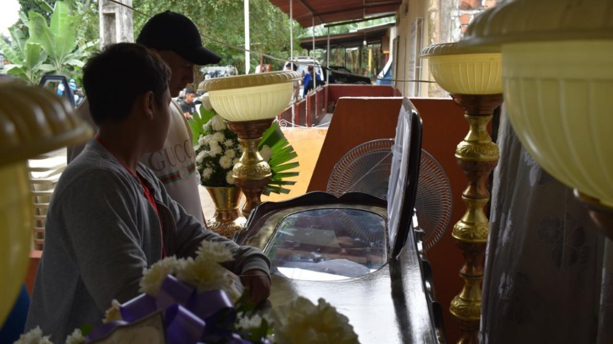 En el exterior de su casa colocaron el cofre mortuorio.