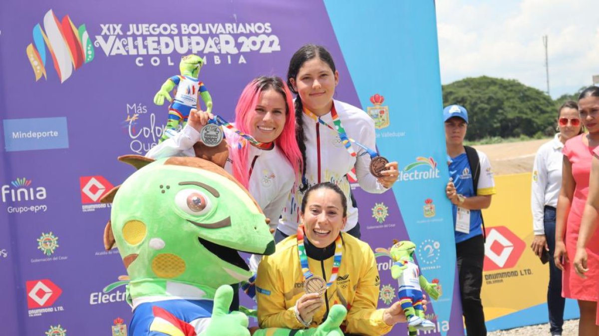 Doménica Azuero (i) y Doménica Mora (d) fueron plata y bronce en los Juegos Bolivarianos, superadas solo por la campeona olímpica, Mariana Pajón (c).