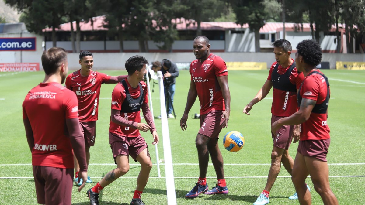 Los jugadores de Liga de Quito cumplieron con su primera práctica a puertas abiertas desde que inició la pandemia. Los albos se suman a la tendencia de volver a recibir visitas en sus entrenamientos.