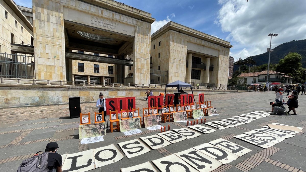 Familiares de las víctimas de desaparición forzada conmemoran con una exhibición de fotografías que conforman la Galería de la Memoria de la toma del Palacio de Justicia, en la Plaza de Bolívar de Bogotá (Colombia).
