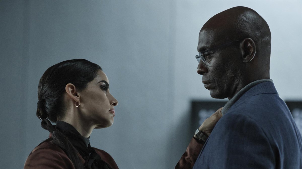 Fotograma cedido por Netflix donde aparece Paula Núñez como Evelyn Marcus (I) y Lance Reddick como Albert Wesker, durante la escena de un episodio de la serie 'Resident Evil'.