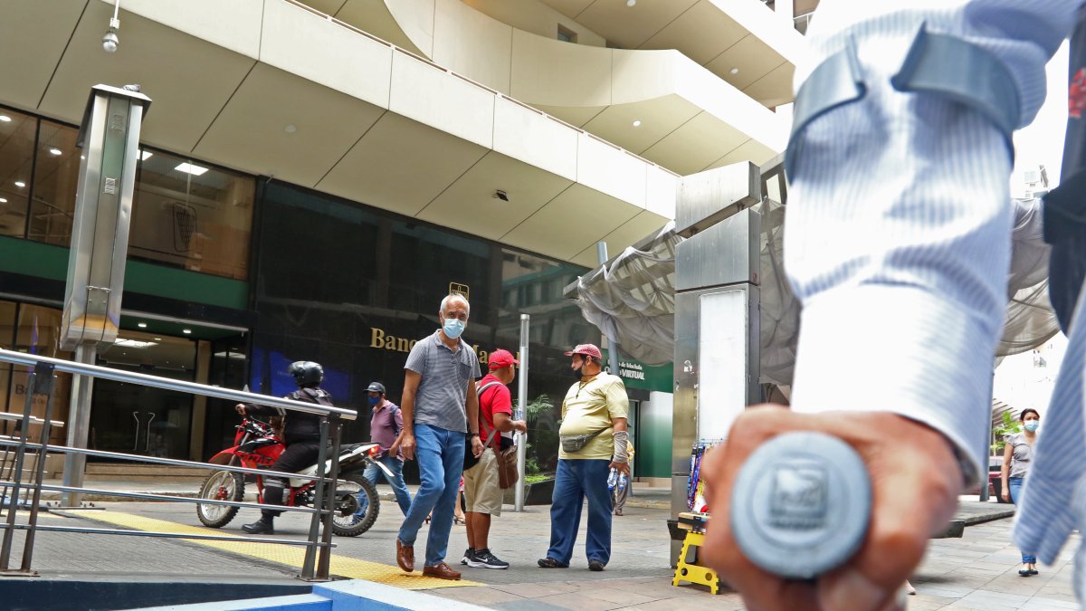 De los trabajadores que no están enrolados a una empresa, no todos se afilian al IESS. Hay un grupo que adquiere pólizas de jubilación privada.