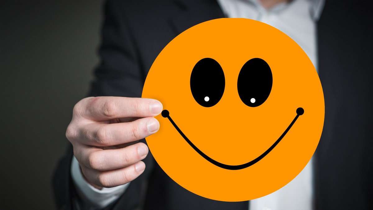 El primer emoji de la historia fue creado por el japonés Shigetaka Kurita en 1999 extendiéndose su uso en la década de 2010, cuando se convirtió en un nuevo lenguaje.