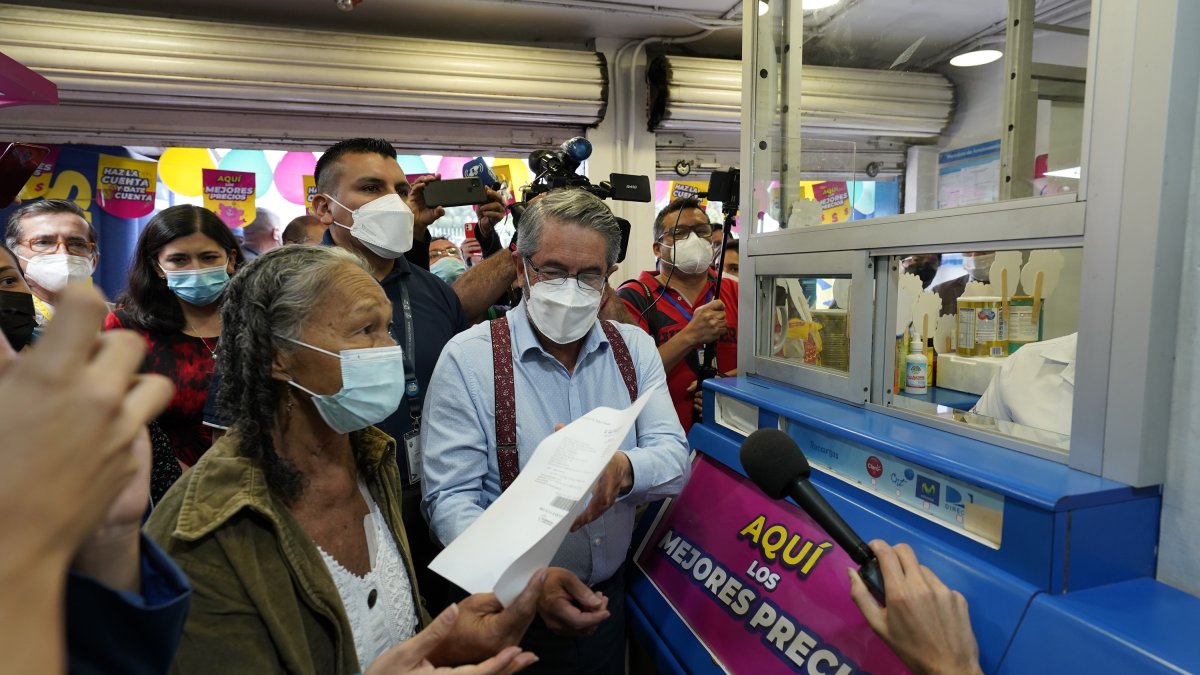 El ministro José Ruales acompaña a la usuaria Bélgica Vera a retirar sus medicinas en una farmacia privada externa, el 15 de julio pasado en Guayaquil.