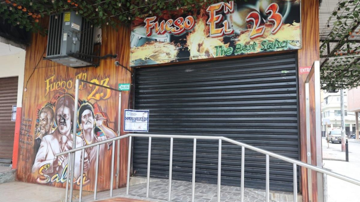 Este sábado en el sitio se observan sellos de clausura.