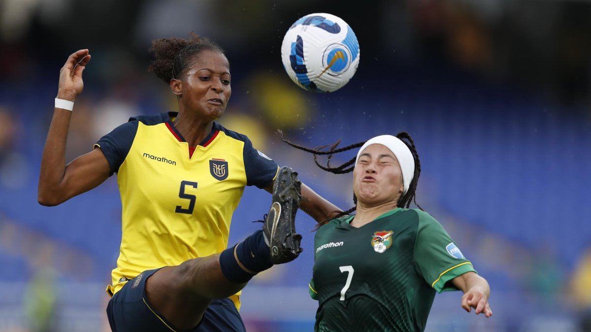 Ana Paula Rojas (d) de Bolivia disputa un balón con Ericka García de Ecuador hoy, en un partido del grupo A de la Copa América Femenina en el estadio Pascual Guerrero en Cali (Colombia).