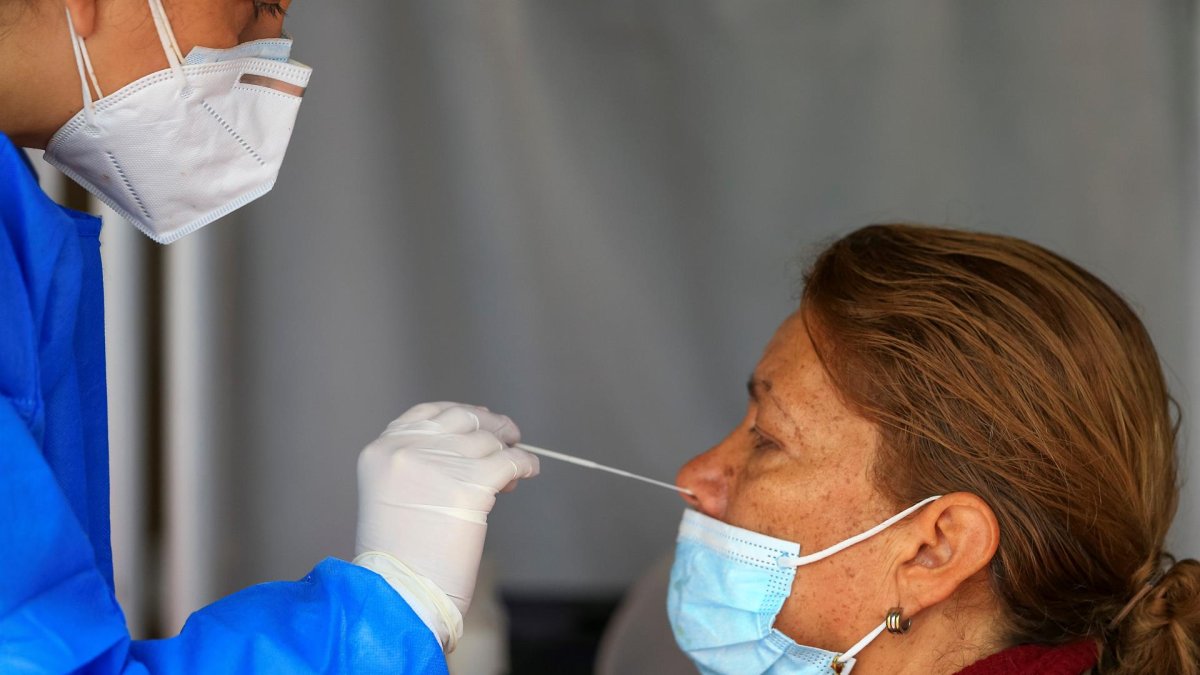 Una mujer se realiza una prueba PCR para detectar la covid-19 en Quito (Ecuador), en una fotografía de archivo.