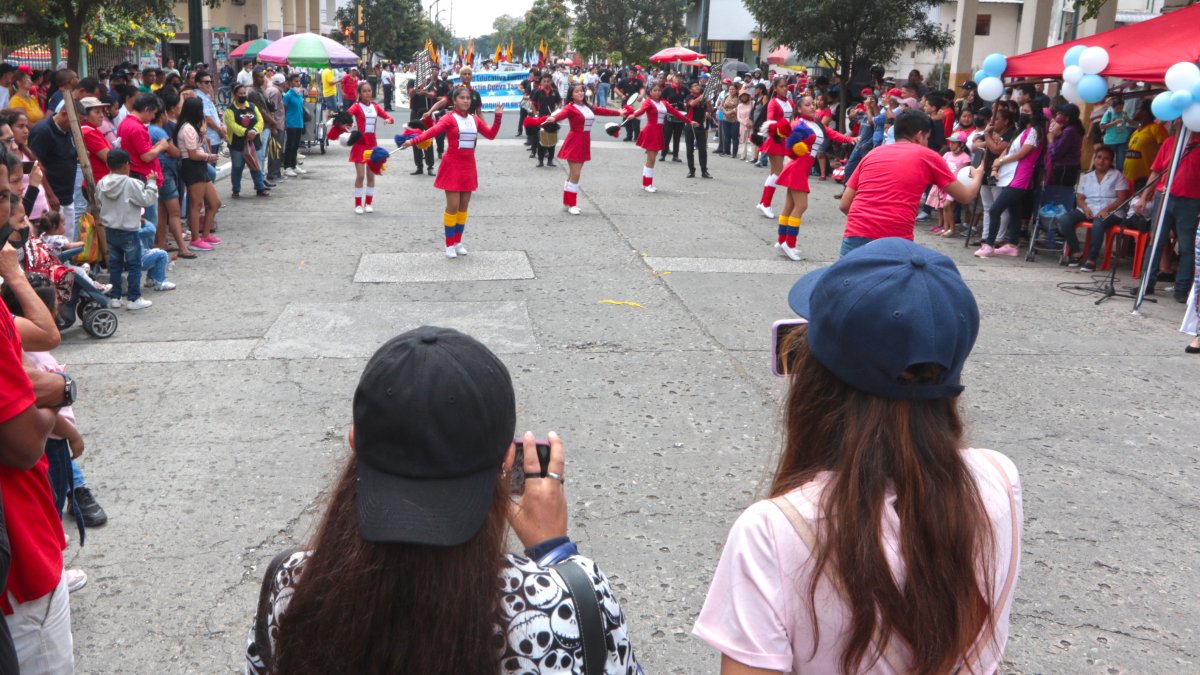 Familias se acercaban a tomar fotos de sus hijos y hermanos en la orquesta.
