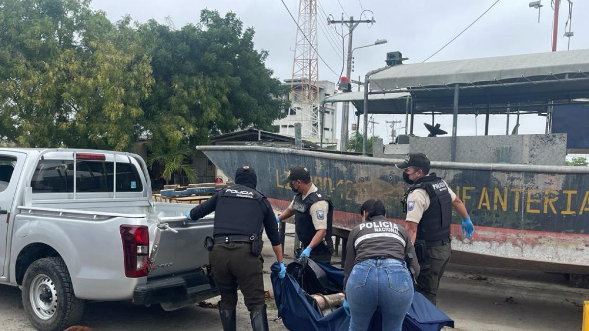 Rescate. La víctima fue llevada a la morgue mientras se la identifica.