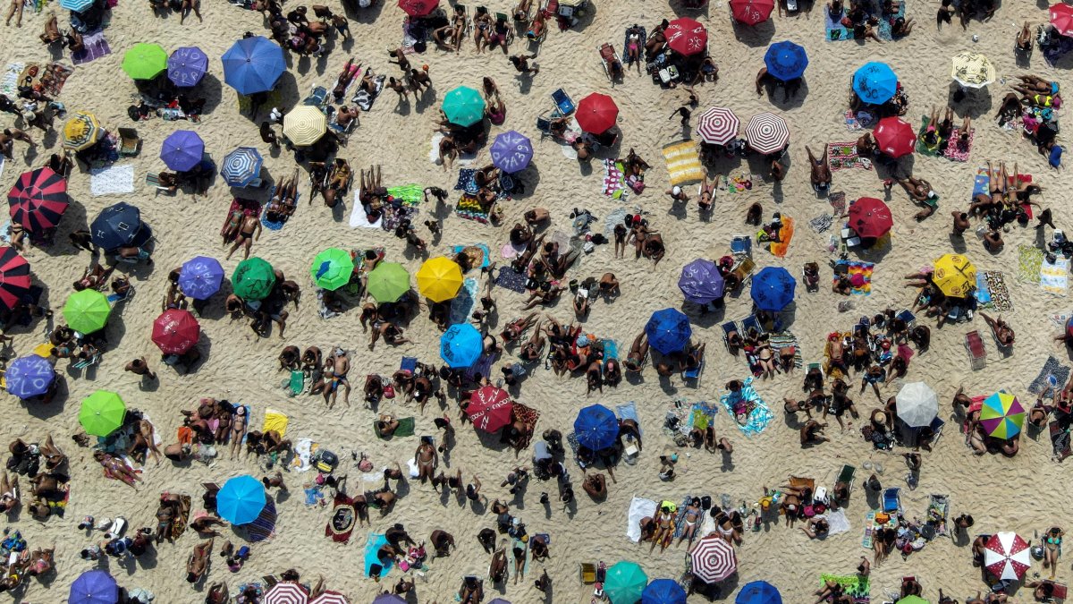 Fotografía aérea tomada al pasado 13 de julio en la que se registró a cientos de turistas en la playa de Ipanema, en Río de Janeiro (Brasil).