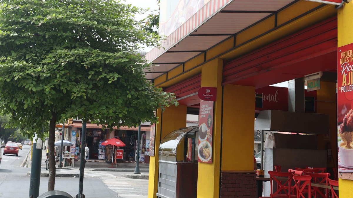 En este local ubicado en el norte de Guayaquil, se presume que una banda intenta cobrar una vacuna a cambio de seguridad. El asadero fue baleado.