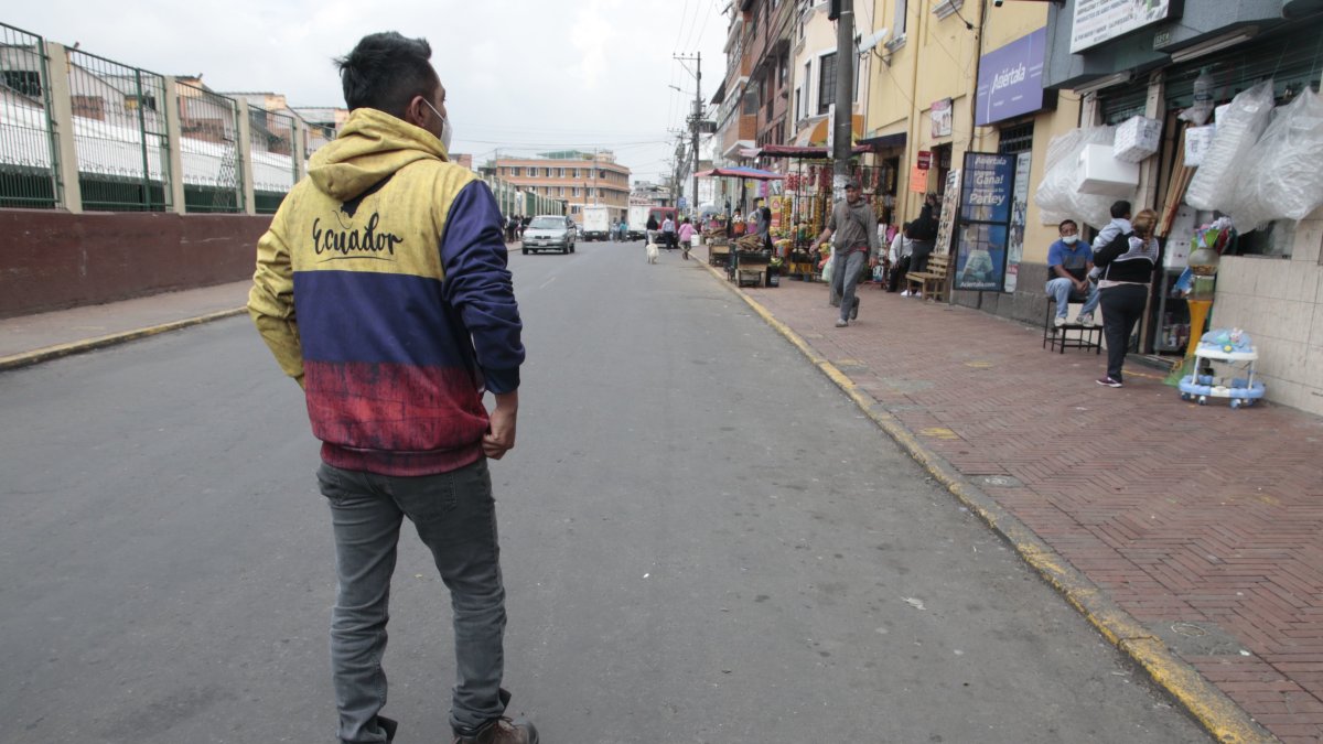 Figura. Solo, el Quiteño emprende el recorrido por los rincones grises y rojos de Quito.