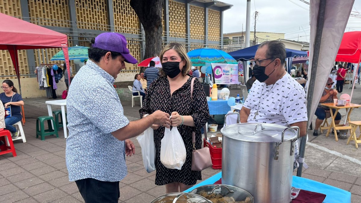 Los vecinos aprovecharon para almorzar en los locales de sus vecinos.