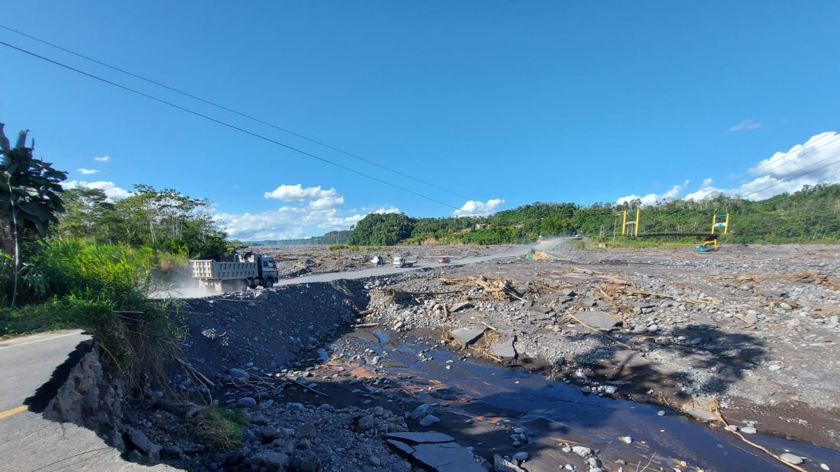 Relleno. Más de 200 metros del ancho del río Upano en Morona fue relleno para habilitar el paso que existía sobre el caudal del río.