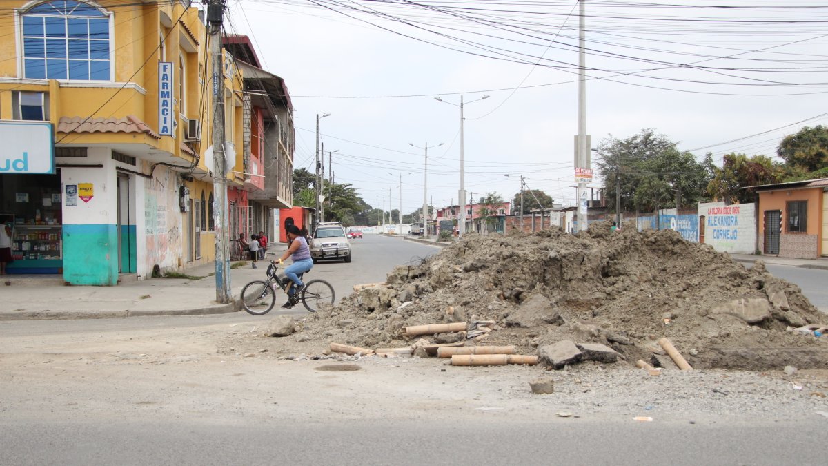 1. Inconcluso. Una obra que inició este año y quedó estancada en la avenida Juan León Mera, que divide a los sectores El Paraíso, Hogar y Techo, Abel Gilbert 2 y Santa Rosa, causa molestias a sus habitantes porque interrumpe el tránsito vehicular.