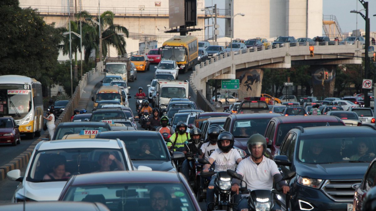 Sin control. En la avenida de las Américas, en Guayaquil, la presencia de los agentes de tránsito es nula. Allí, el congestionamiento es diario pasadas las 18:00.