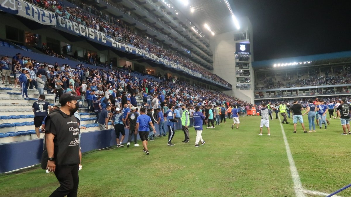 Hinchas de Emelec invadieron el campo de juego.