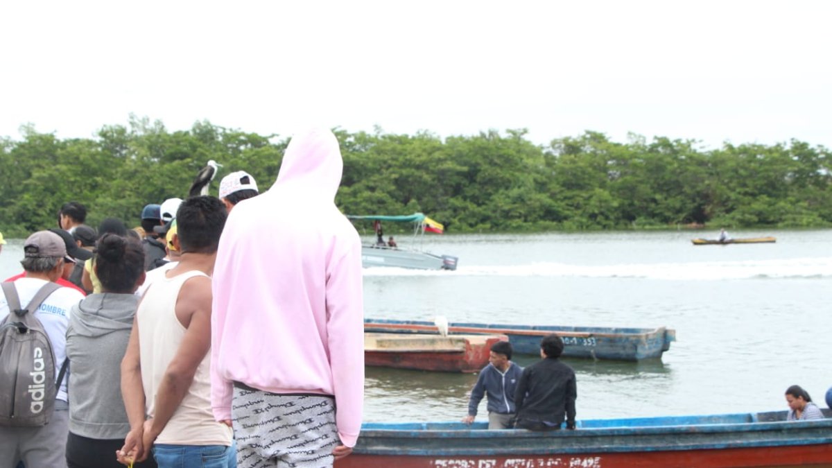 Familiares buscan a joven ahogado.