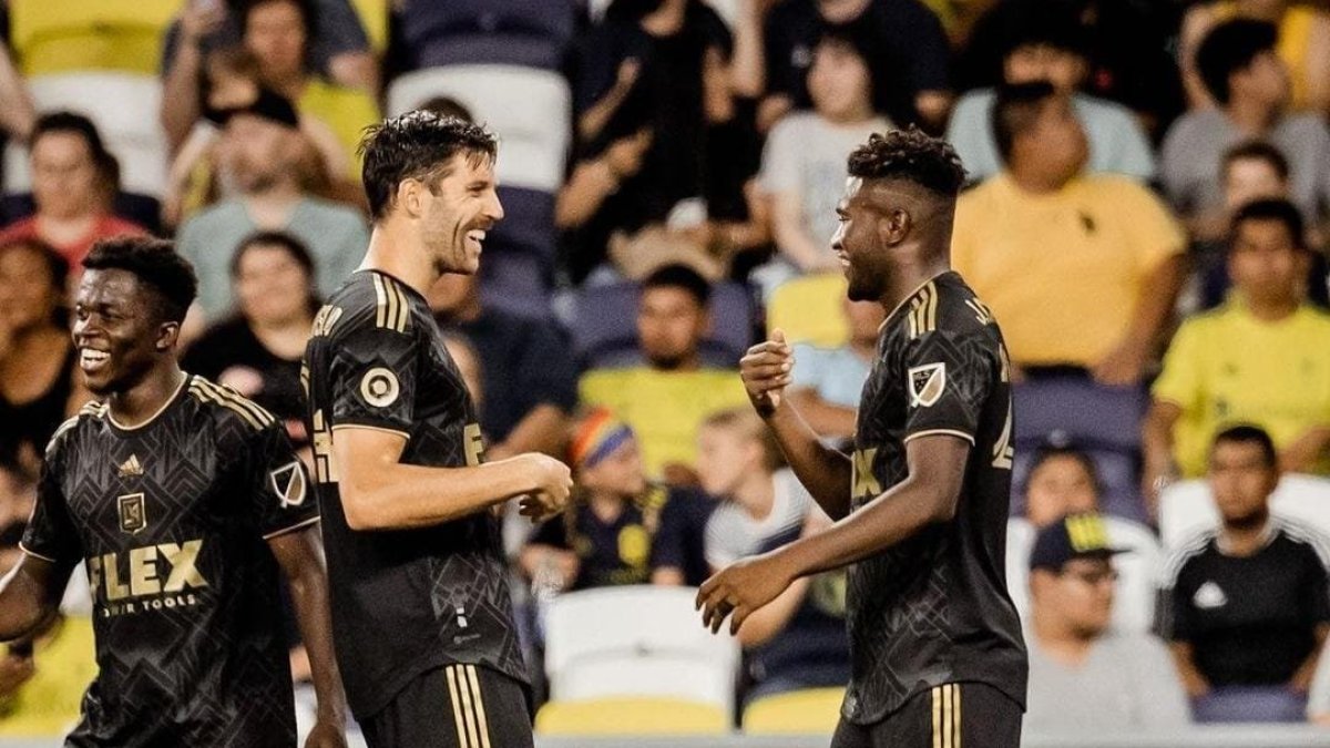 El tricolor José Cifuentes (d) muestra su alegría por el tanto logrado.