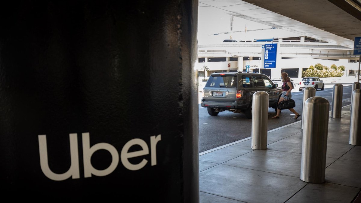 Una mujer ingresa a un vehículo en una estación de recogida de Uber en el Aeropuerto Internacional de Los Ángeles, California (EE.UU.)