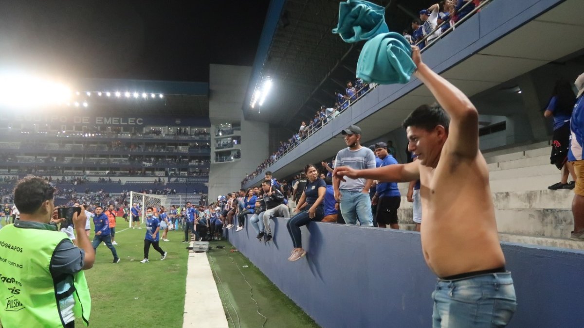 Los hinchas de Emelec invadieron el gramado del Capwell y según el reglamento, suspenderán el estadio.