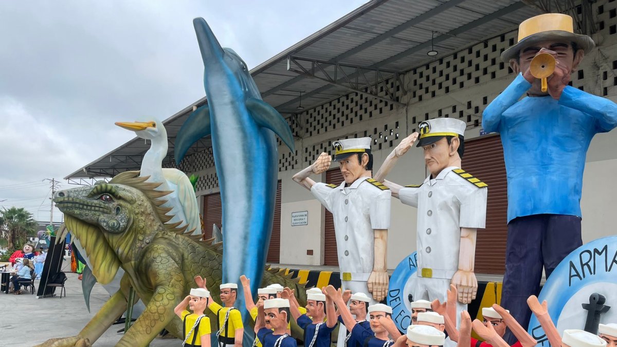 Preparativos. Las barcazas alegóricas fueron realizadas por artesanos.