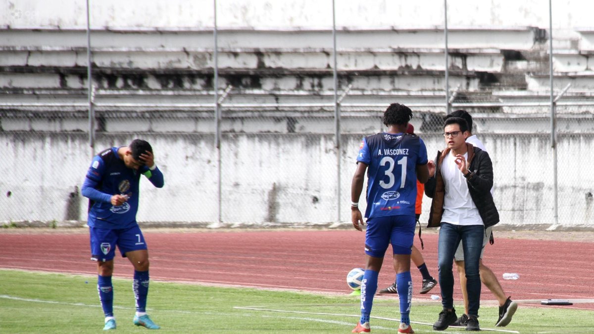 Joe Armas (d) asumió el banquillo del Imbabura en agosto del año anterior y lo ascendió a la Serie B.