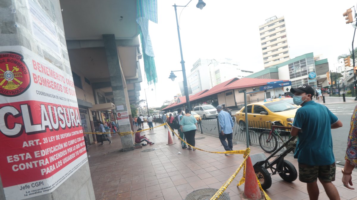 Los sitios que no cumplen con requisitos de prevención han sido clausurados en el centro de la urbe.