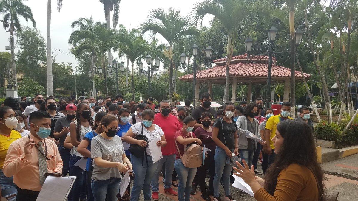 Un grupo de aspirantes a entrar a la universidad pública espera su turno para rendir la prueba Transformar en la Universidad de Guayaquil, en marzo de 2022,