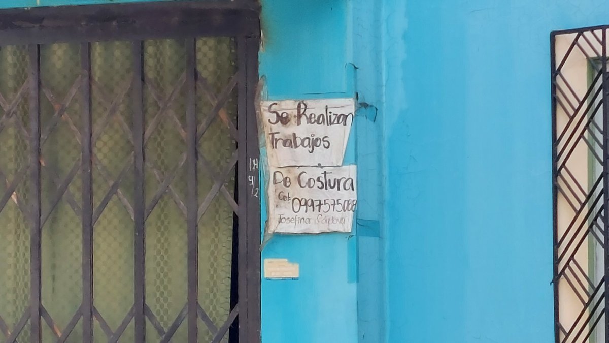 Digmary S.A. ofrece sus servicios con un papel rotulado con marcador pegado en su fachada.