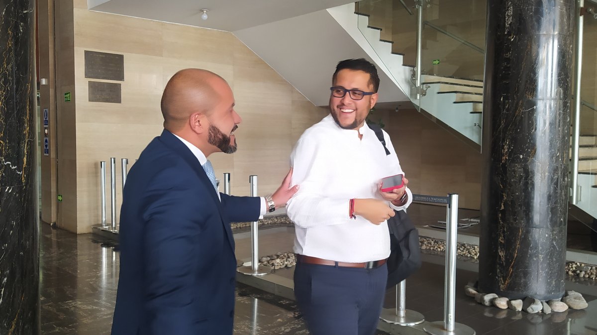 Diálogo. Flores y Jaramillo coincidieron ayer en la Asamblea. Hablaron de pasada de las vicepresidencias.