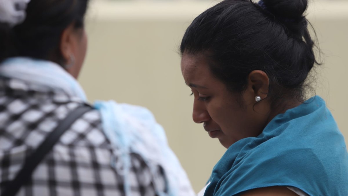 Dos mujeres llegaron llorando tras enterarse de uno de que uno de sus parientes murió en la masacre.