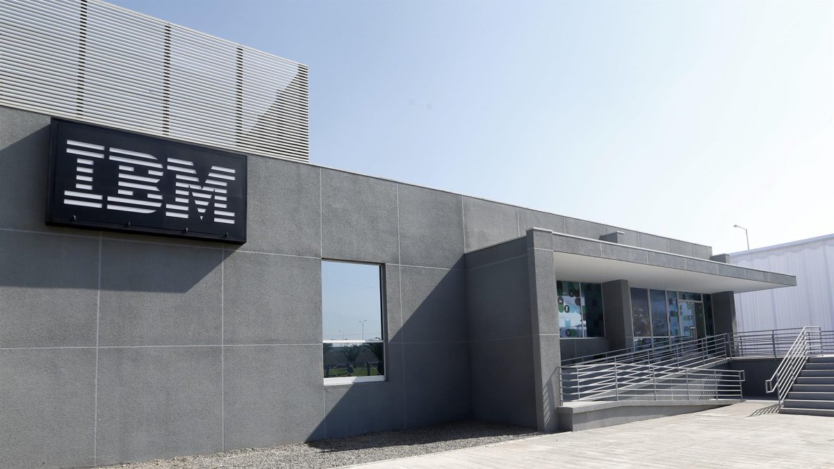 IBM gana 2.125 millones de dólares en el primer semestre, un 7 % menos