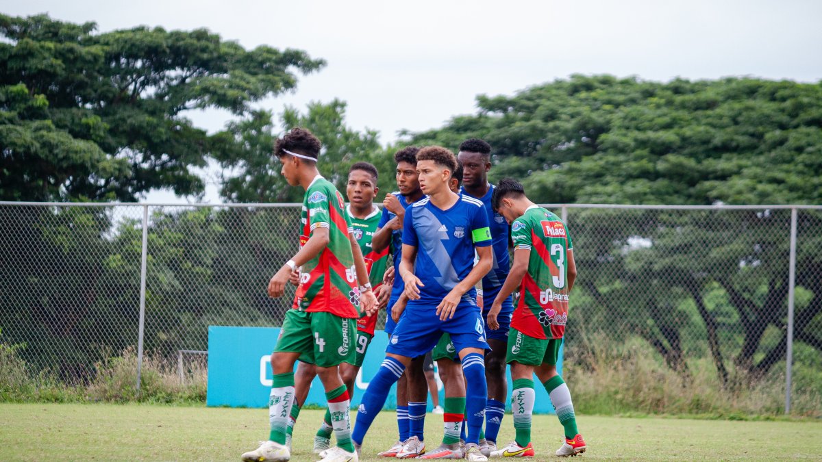 Sebastián Tarira(c) ha jugado en las formativas del Bombillo desde los 7 años.