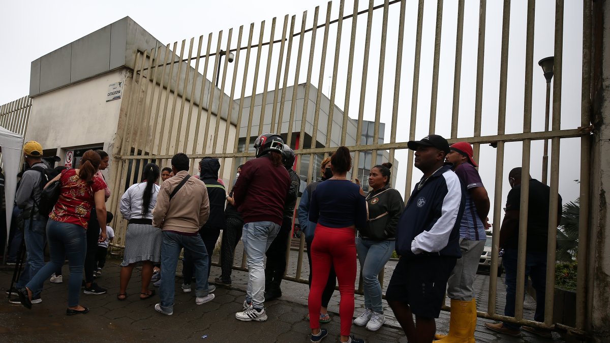 Familiares de reos fallecidos en una cárcel de Ecuador esperan por información, en una fotografía de archivo.