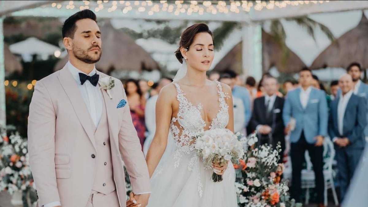 Carmen Villalobos y Sebastián Caicedo durante su boda.