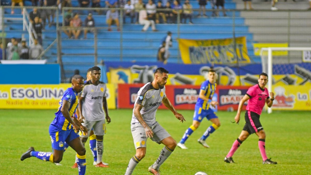 Francisco Fydriszewski (c), delantero de Aucas, se enojó al ser sustituido del campo ante Delfín.