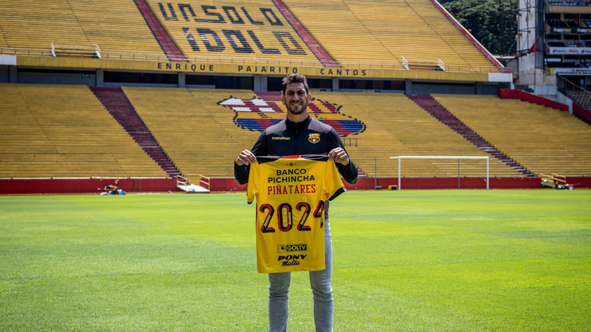Bruno Piñatares, mediocampista de Barcelona, muestra la camiseta con el número 2024 en el dorsal, año hasta el que renovó contrato.