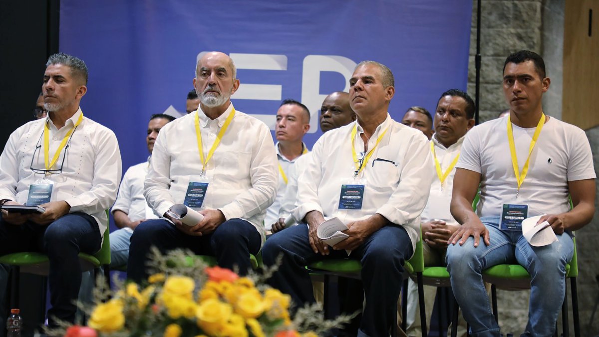 Un grupo de exmilitares asiste a una audiencia pública de reconocimiento de ‘falsos positivos’.