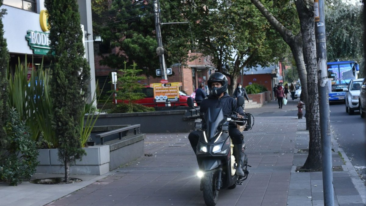 Norte. Frente al parque La Carolina, en la av. de los Shyris, un motorizado decidió avanzar por la acera. Esquivó a los peatones para ganarle al tráfico.