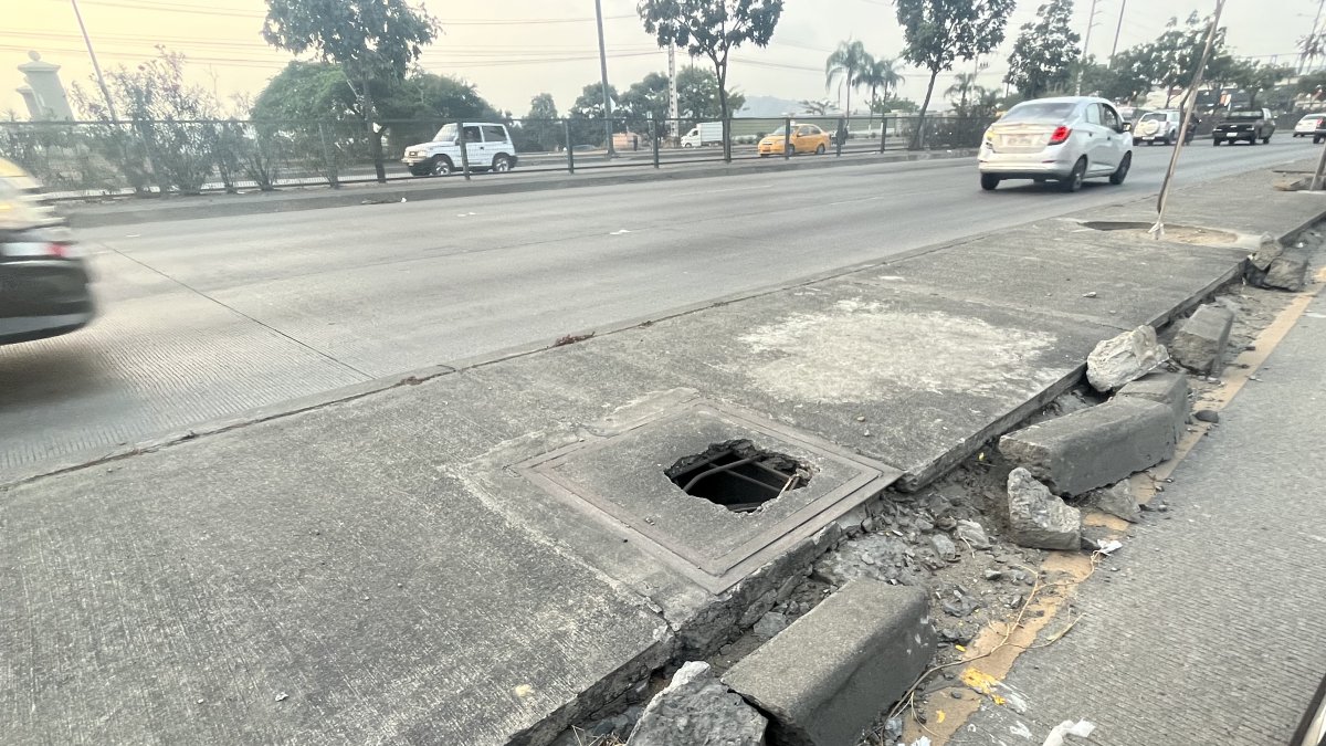 El parterre dañado causa molestia a conductores y da paso a desecho de basura.