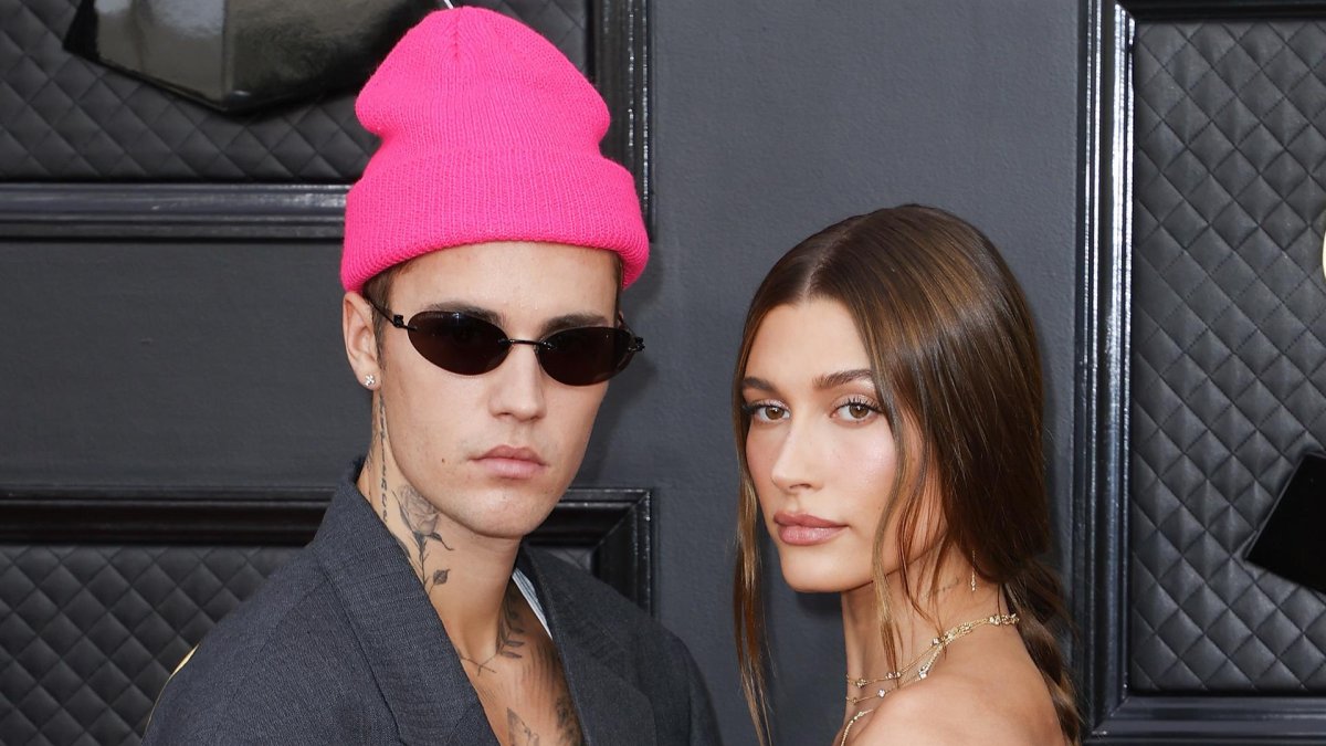 El cantante canadiense Justin Bieber (i) y la modelo estadounidense Hailey Bieber (d)