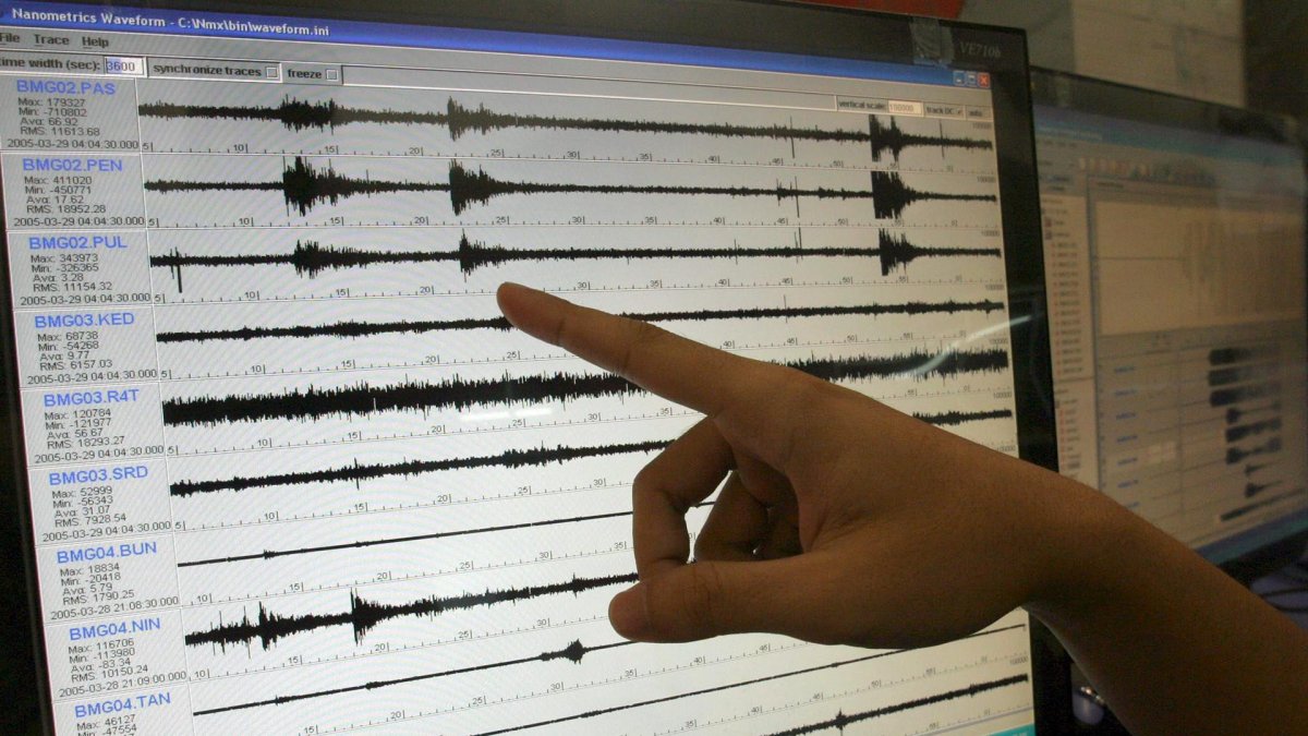 Sismólogos muestran un gráfico de un sismo, en una fotografía de archivo.