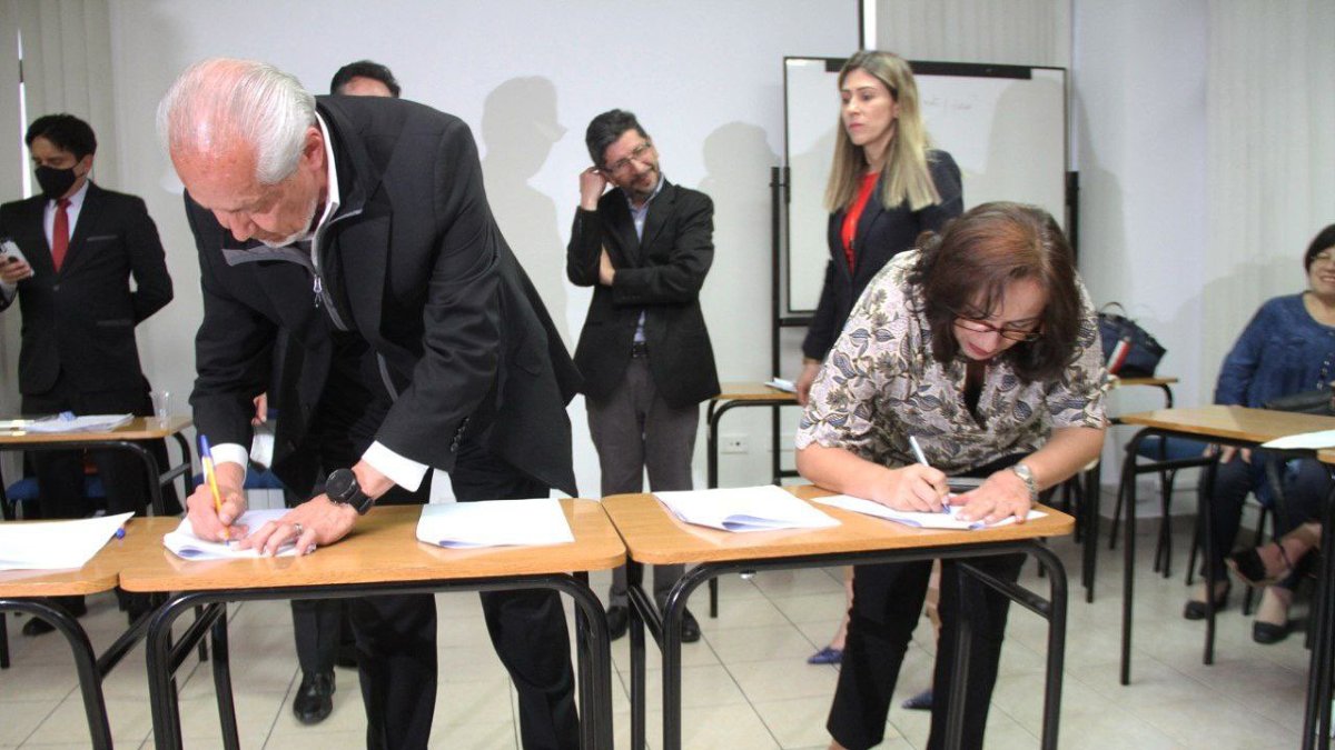 Firma. Al finalizar la jornada del lunes, quienes participaban de la mesa dos suscribieron el acuerdo alcanzado.