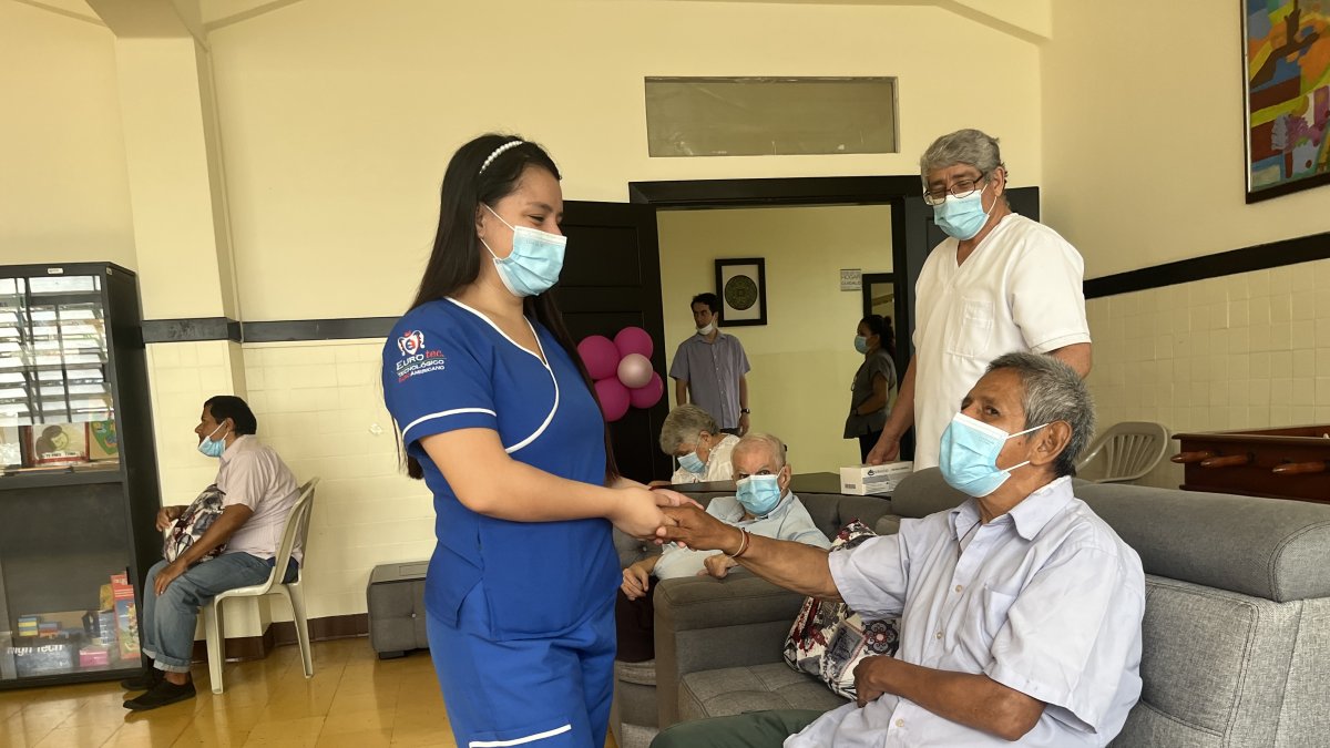 Los residentes reciben ayuda de los enfermeros para sus actividades diarias