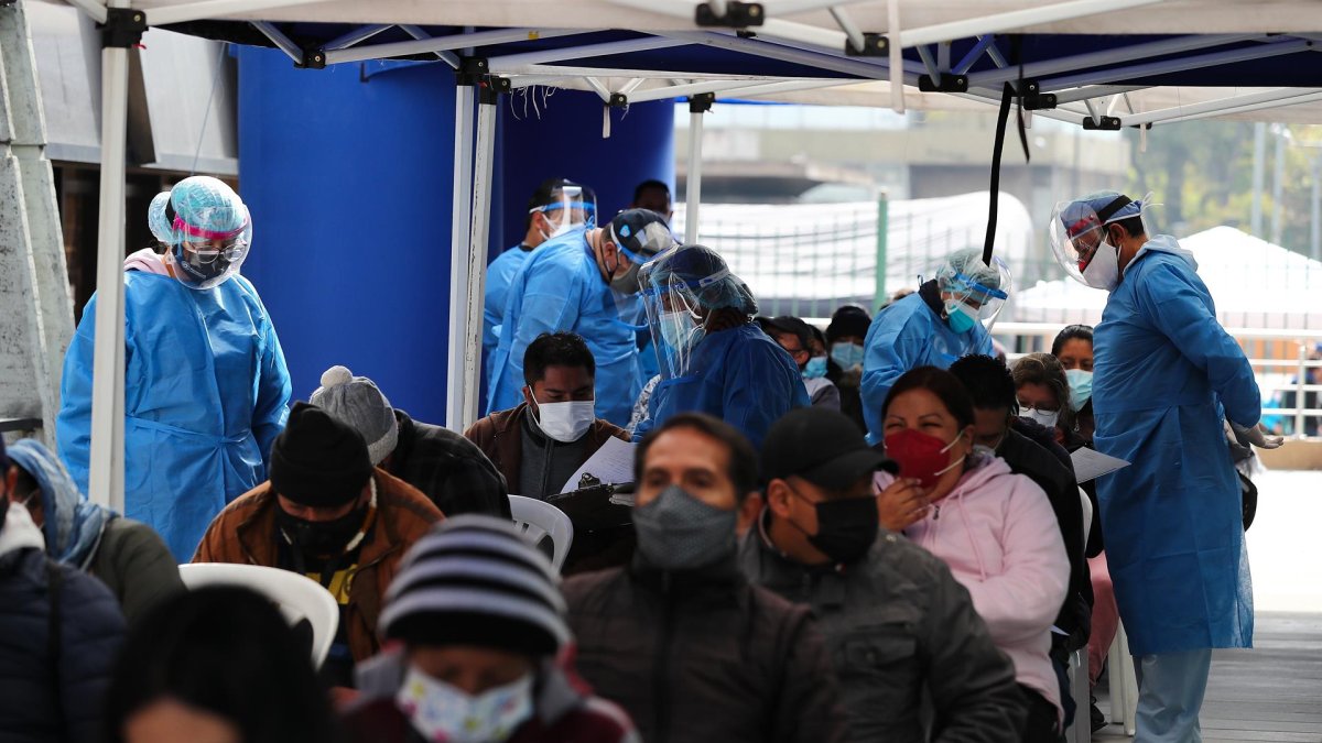 Ciudadanos esperan para realizarse pruebas PCR para la detección de la covid-19 en Quito (Ecuador), en una fotografía de archivo.