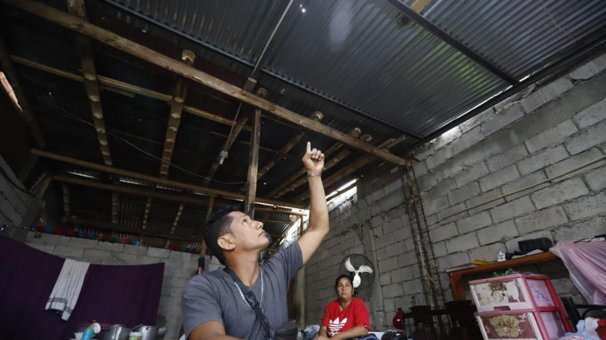 El proyectil impactó en el techo de la casa e hirió a la niña.