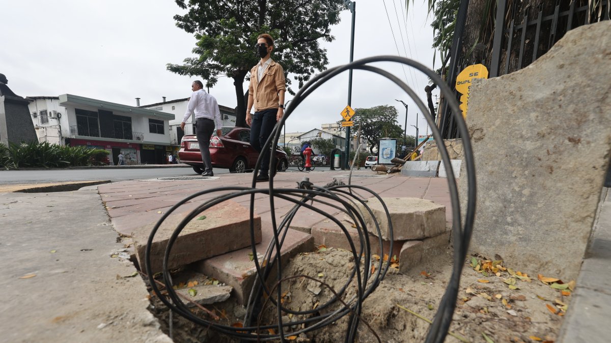 Problema. En la acera oeste sobresalen los cables y adoquines esparcidos.