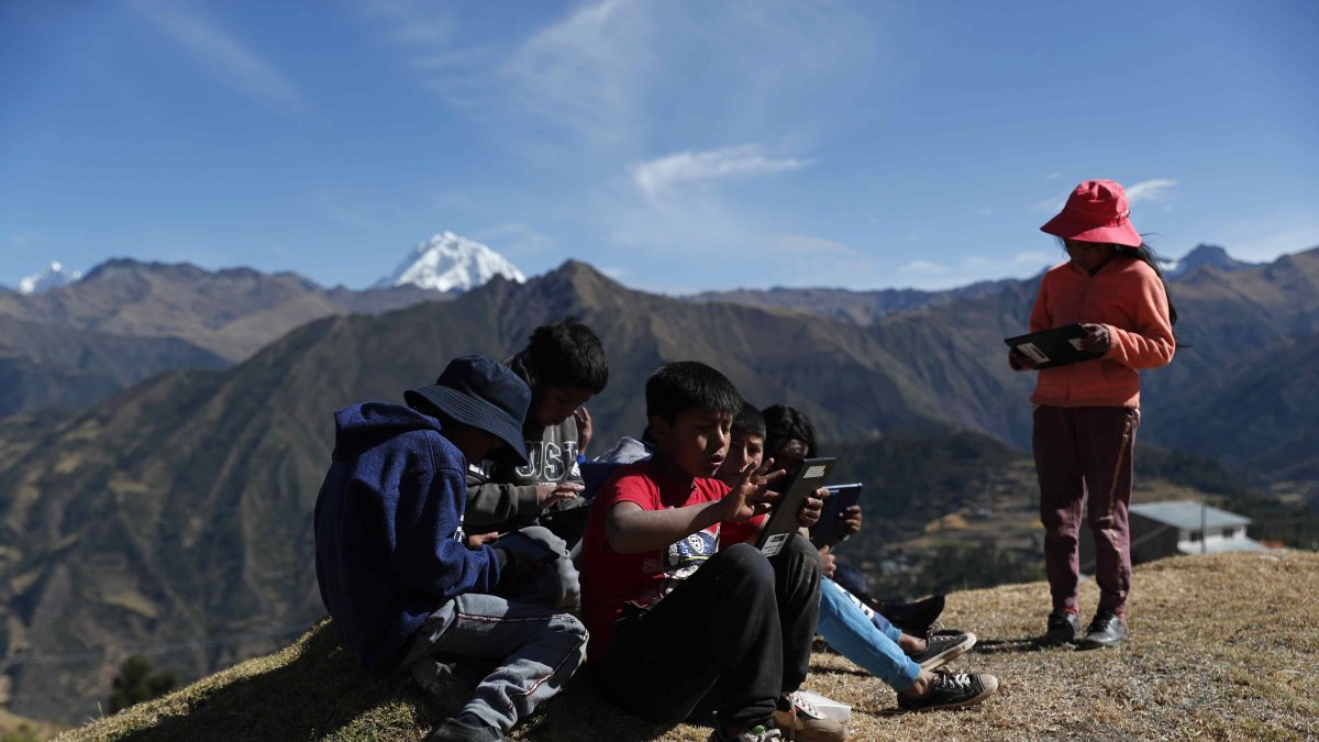 Conexión. Un grupo de niños navega por internet desde sus tabletas, en la comunidad campesina de Ayaviri, a más de 3.000 metros de altura.