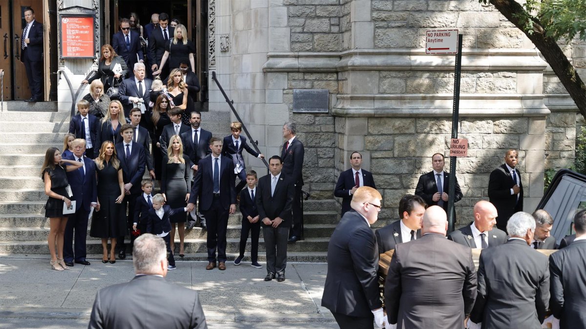 El expresidente estadounidense Donald Trump (extrema izquierda), su esposa Melania, sus hijos Barron, Ivanka, Eric y Donald Jr caminan detrás del féretro con los restos de su exesposa y madre de sus hijos, Ivana Trump, en Nueva York (EE.UU.)